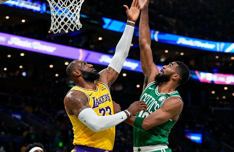 NBA常规赛直播画面，洛杉矶湖人对阵波士顿凯尔特人，球员在篮下激烈对抗争夺篮板球